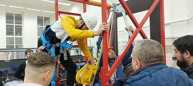 г. Новый Уренгой, ЧПОУ "Газпром техникум" используют "Альпинист 2.0" для отработки навыков на высоте. г. Новый Уренгой, ЧПОУ "Газпром техникум" используют "Альпинист 2.0" для отработки навыков на высоте.