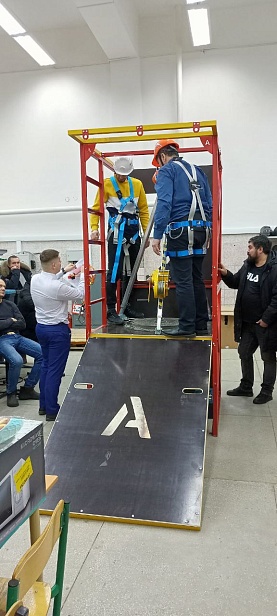 г. Новый Уренгой, ЧПОУ "Газпром техникум" используют "Альпинист 2.0" для отработки навыков на высоте. г. Новый Уренгой, ЧПОУ "Газпром техникум" используют "Альпинист 2.0" для отработки навыков на высоте.